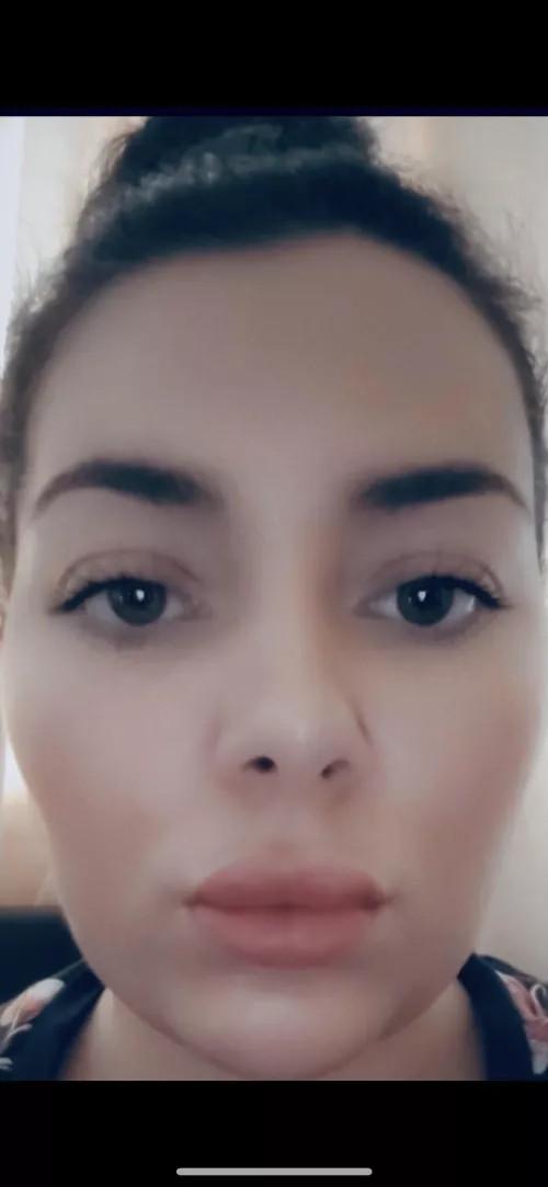 Describe my lips and face in 2 words go best comment gets nude