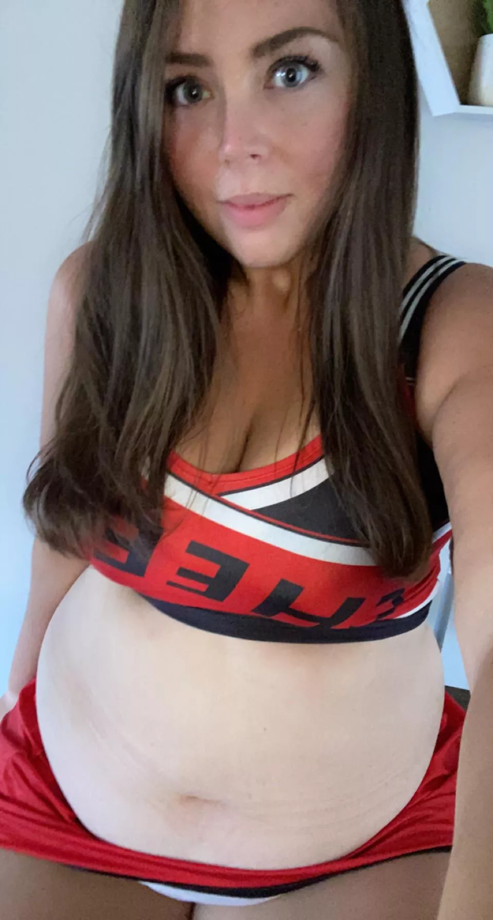 Did you hear about the cheerleader who got kicked off the squad for gaining too much weight? I bet she eats her feelings about it 🙄