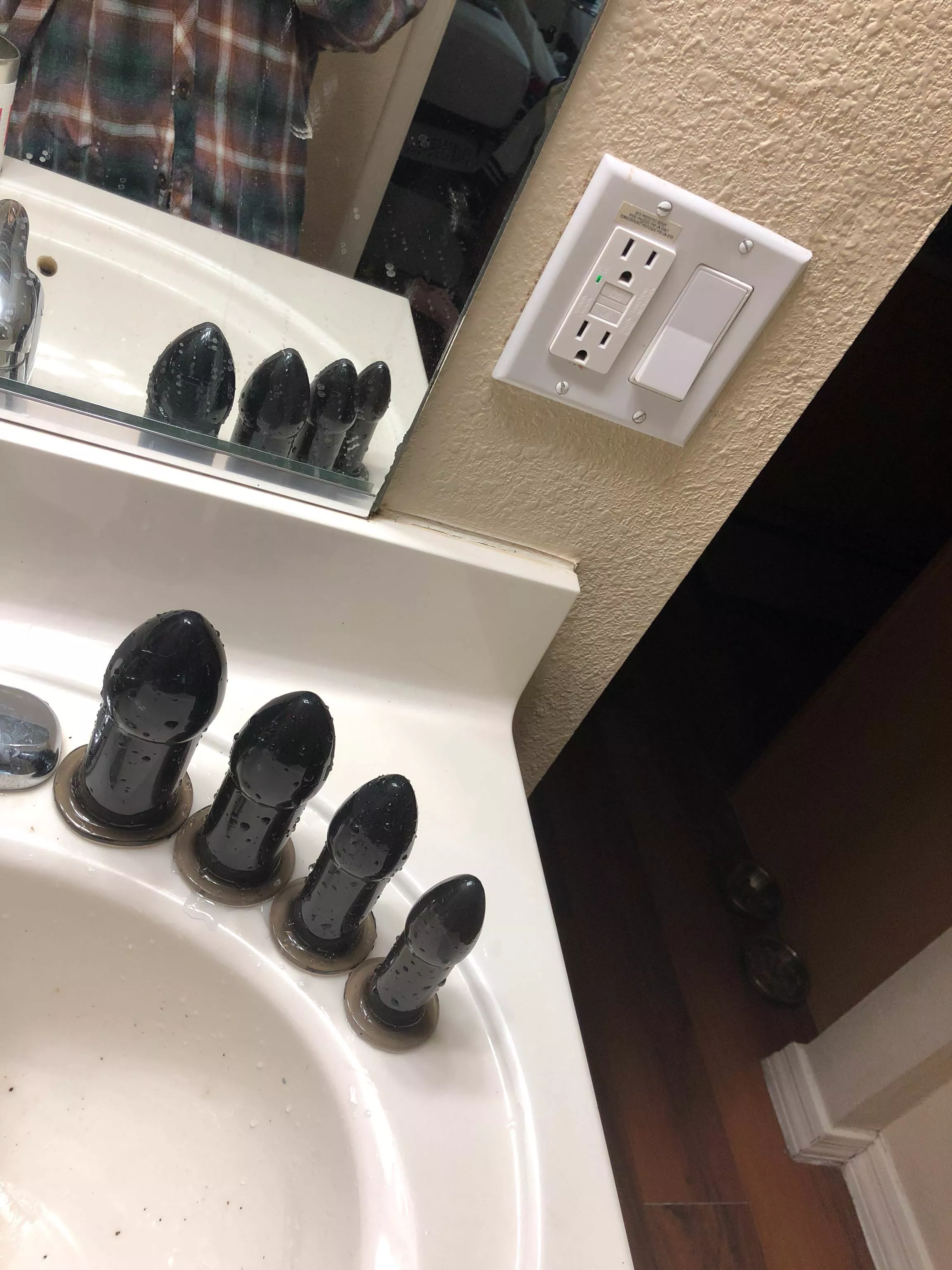 Didn’t realize my bathroom sink looked like this while maintenance was fixing that light switch....[IMG]