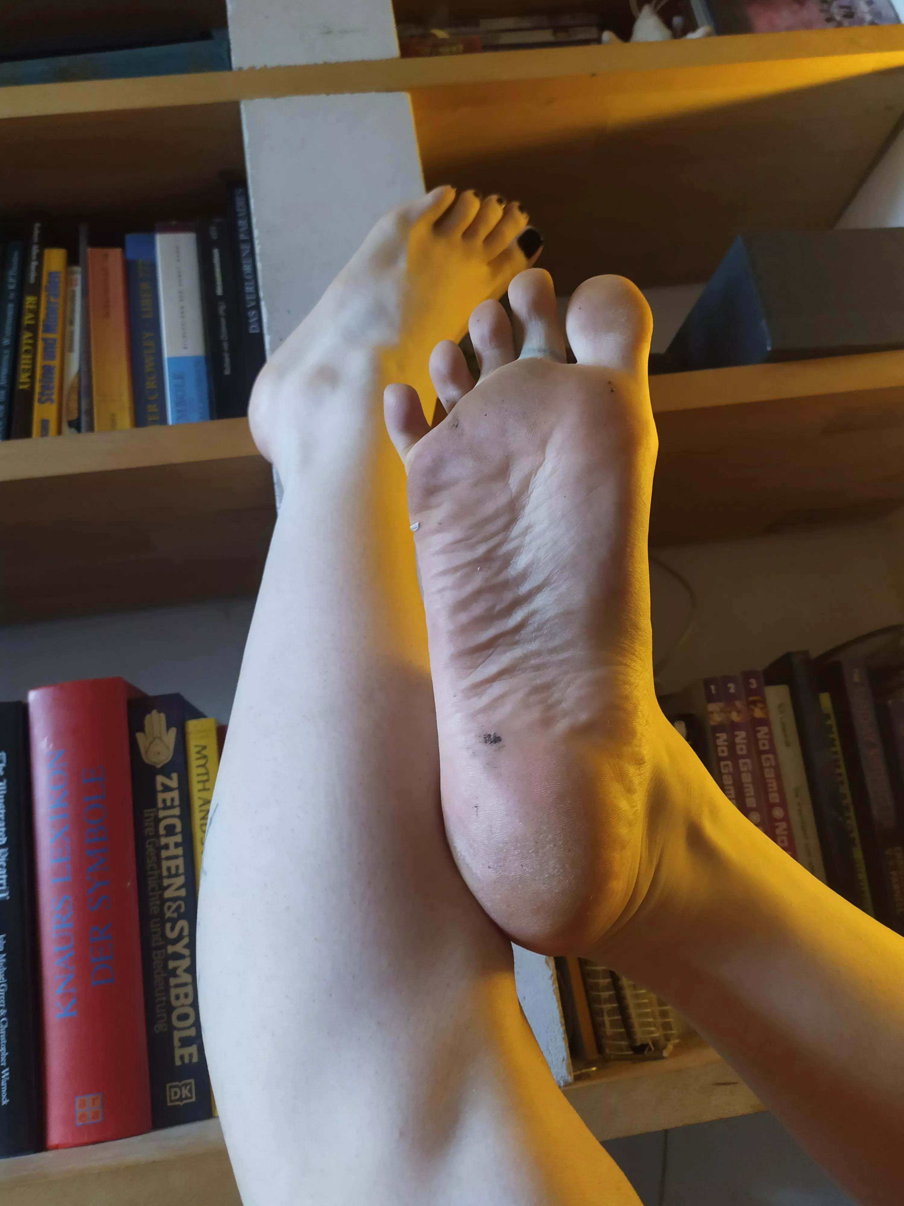 Dirty sole looking for mouth to gag [domme]