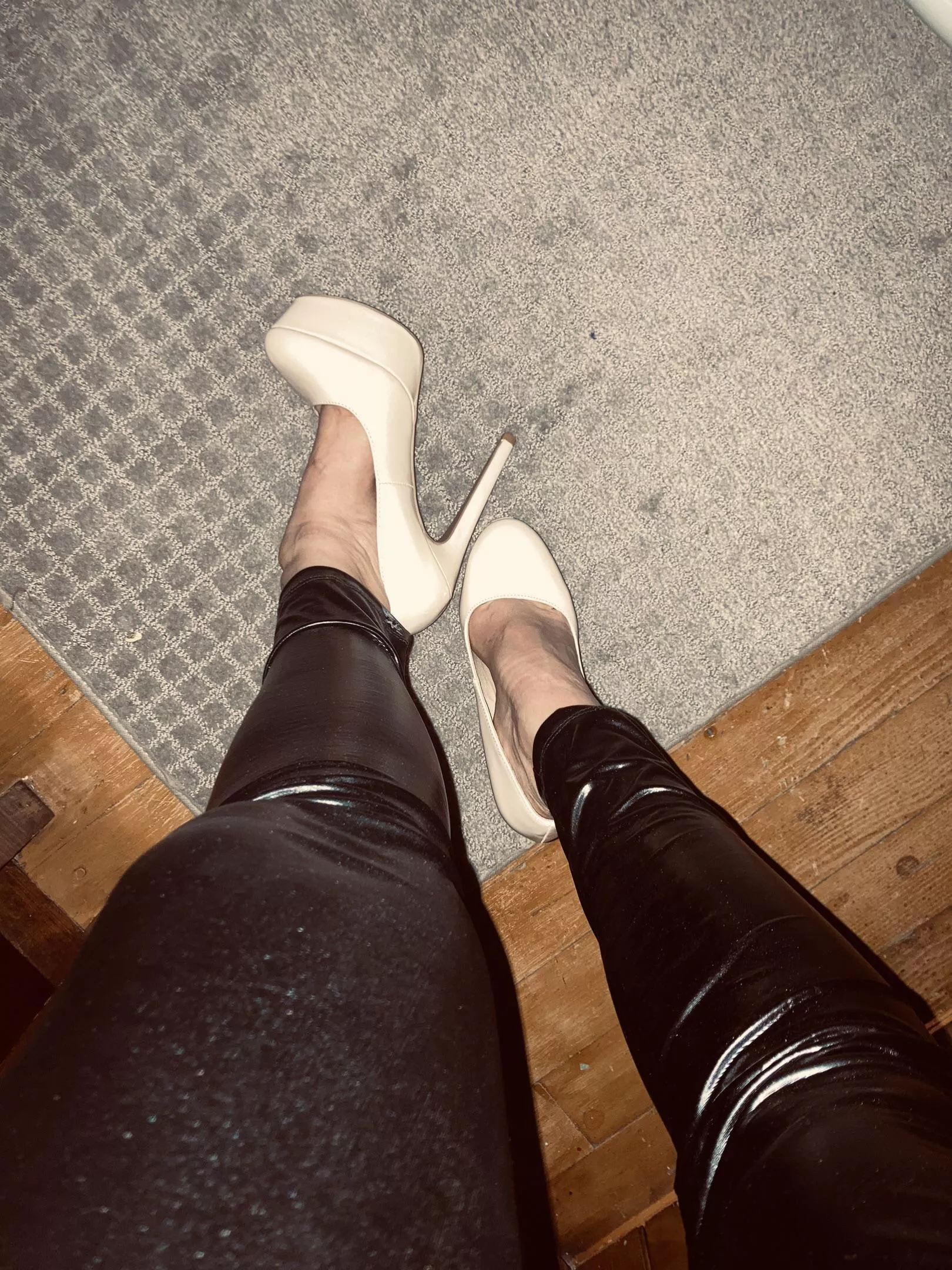 Do I have any lovers of shiny pants and high heels 🥵🥵