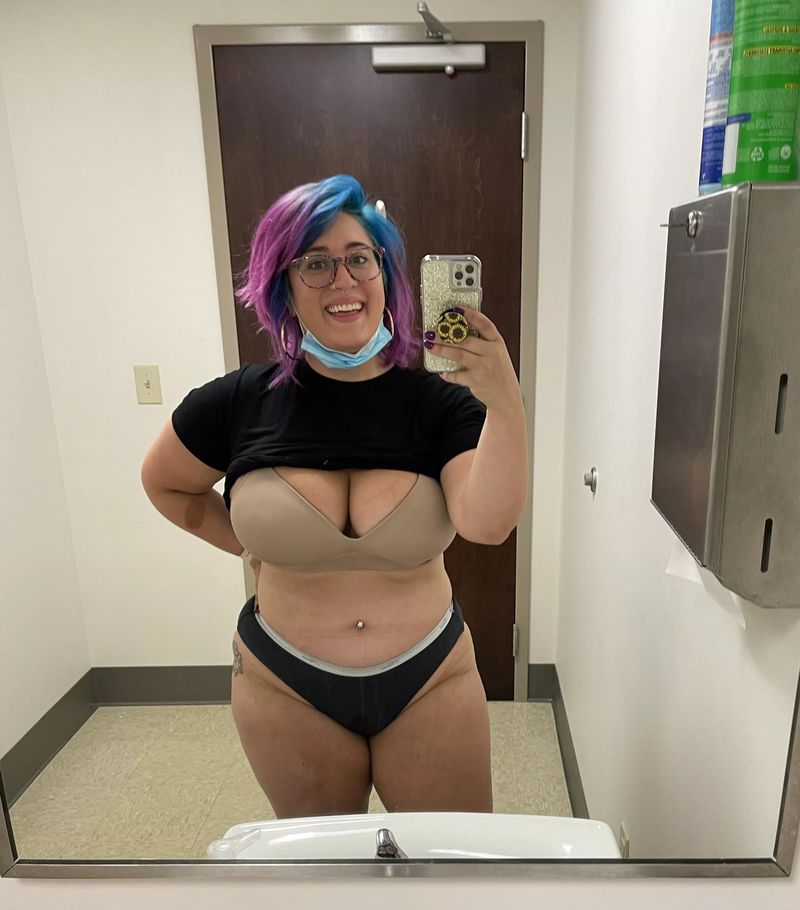 Do you guys like milf mamas in scrubs? Free trial, link in comments 💥