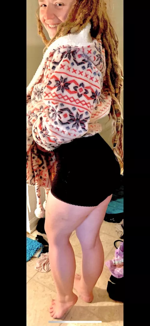 Do you like a tiny mom with thick legs???