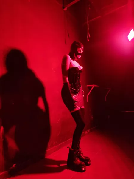 Do you like gothsluts in latex? 🍒