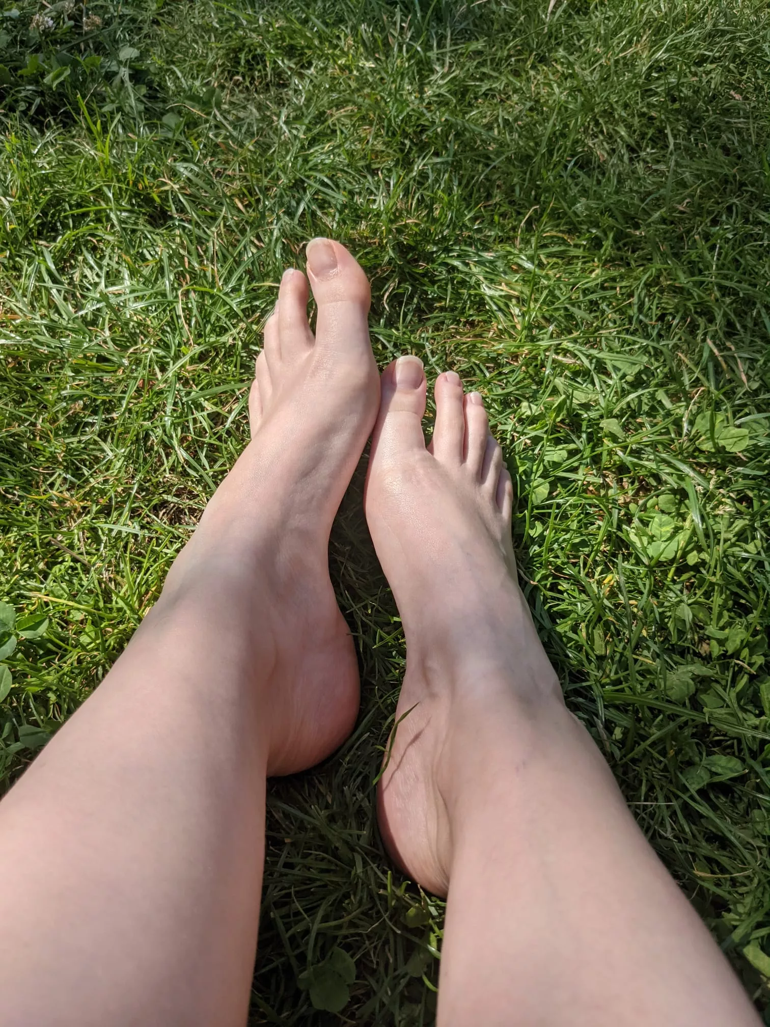 Do you like my tiny little feet ? 😊👣💞 OF link below ⬇️