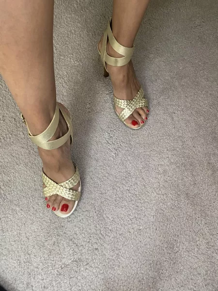 Do you like red on your woman?