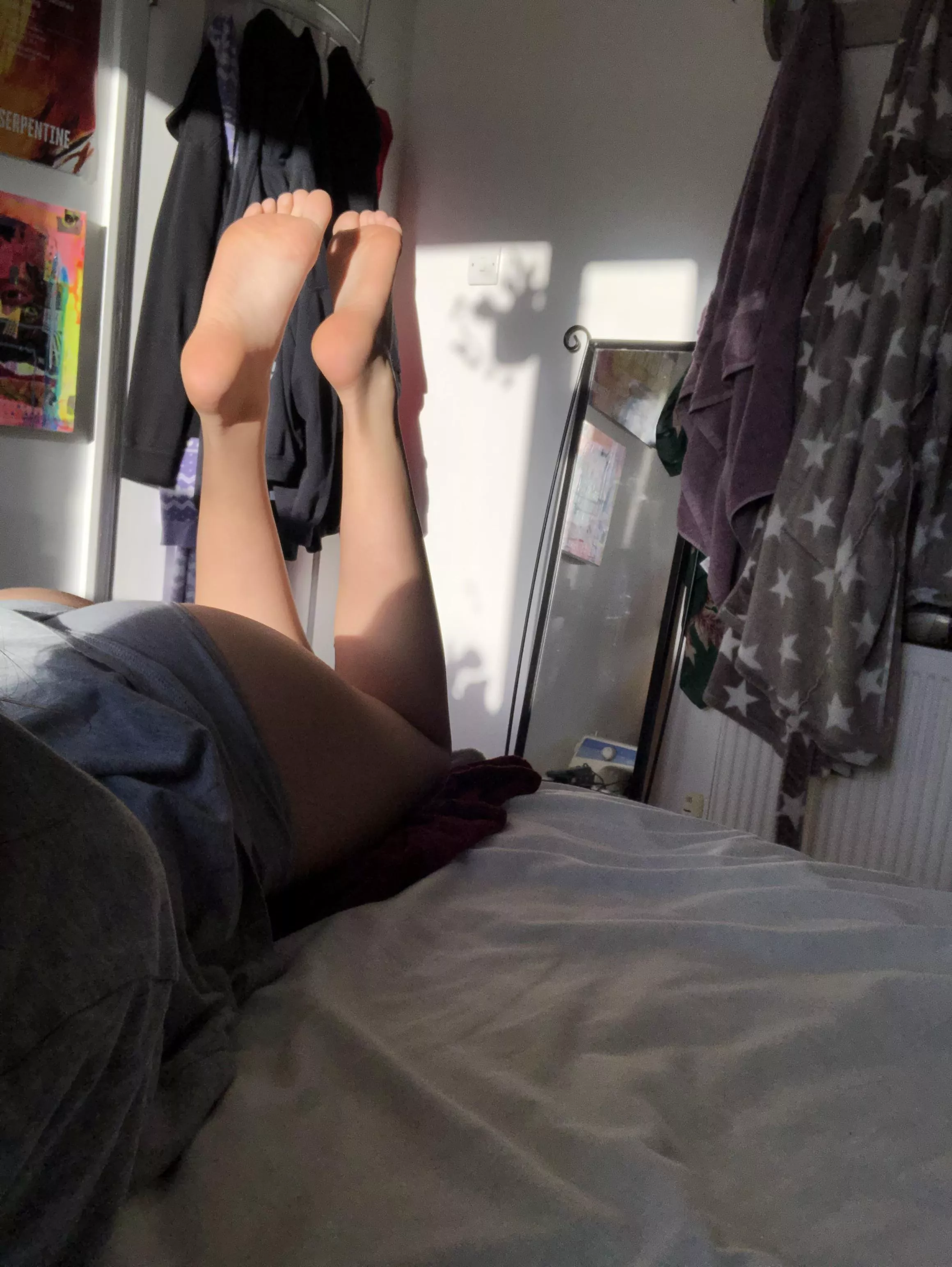 Do you like the way the sun illuminates my soft soles?☀️