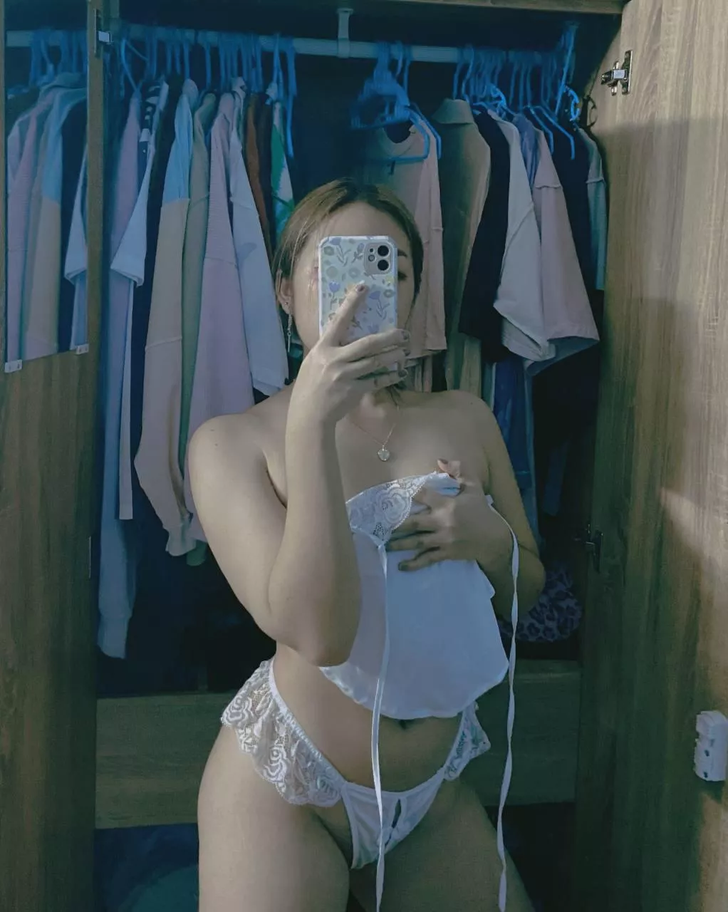 Do you this little Asian girl? 😏🥰💋I’m so insecure about my body 🙈
