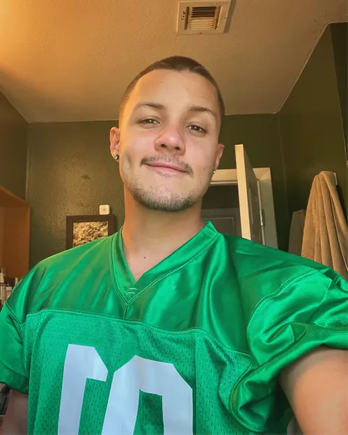 does this football jersey make me look butch 👀🏈💅🏽lmaooooo