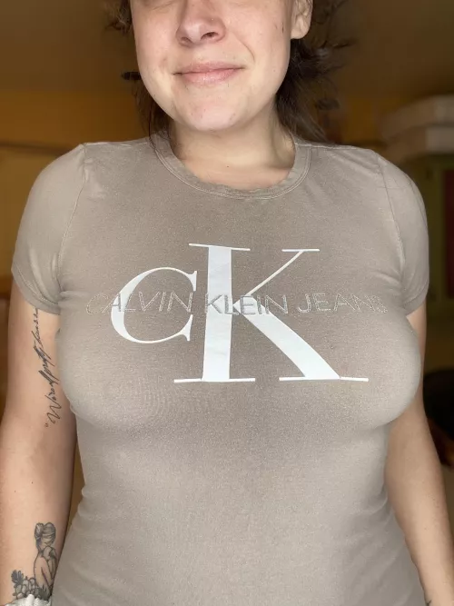 Does this shirt say “hi I’m a milf that needs to be plowed”?