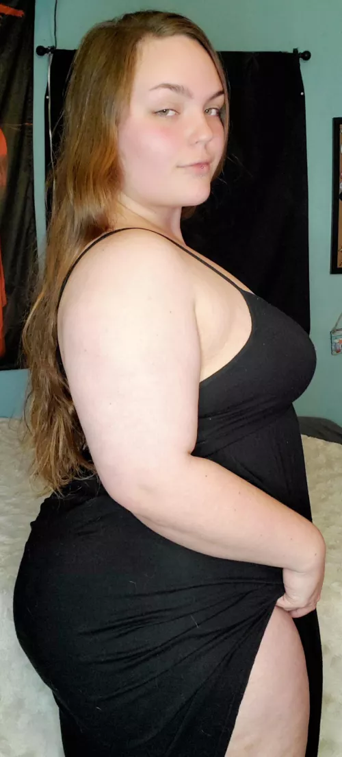Don't ya just love a BBW in a little black dress? 🥰