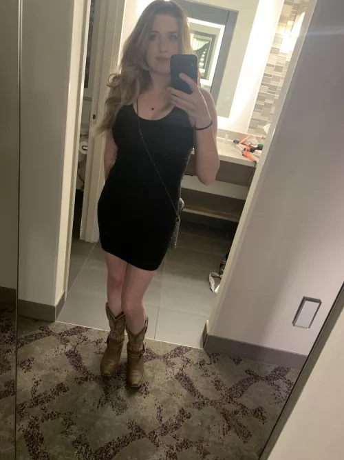 Down to earth MILF who enjoys sexting and teasing. I enjoy live chats when I’ve got a moment. I have fun with dick ratings and I make customs.
