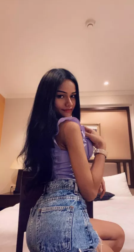 Dressed up for you ☺️ feel lonely.. DMs open