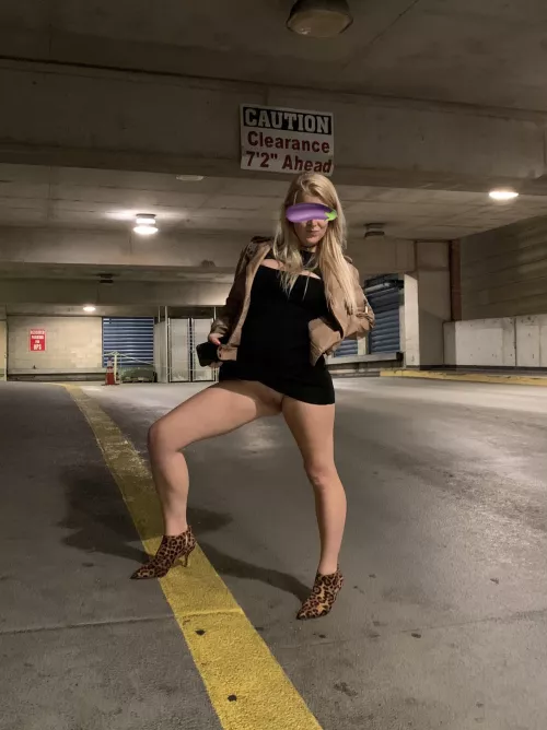 Dresses are made to be worn without panties. Don’t change my mind.