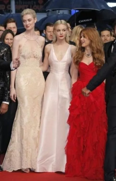 Elizabeth Debicki and some little folks (couldn't find a better quality)