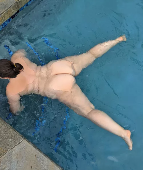 Enjoy thick thighs in the pool?