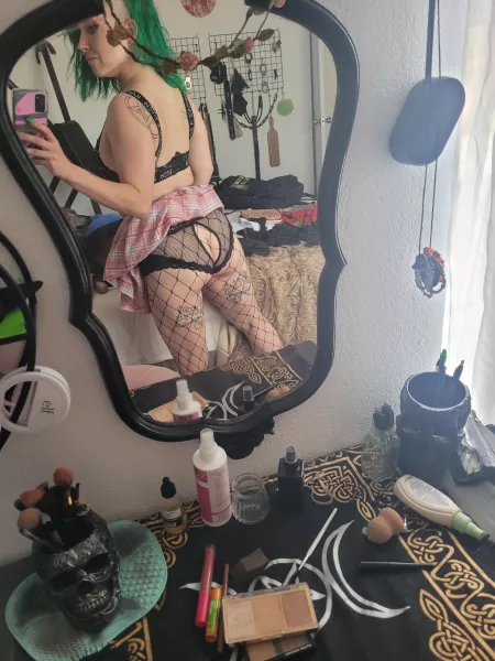 Even when I'm pastel... I'm still goth 🍑💚