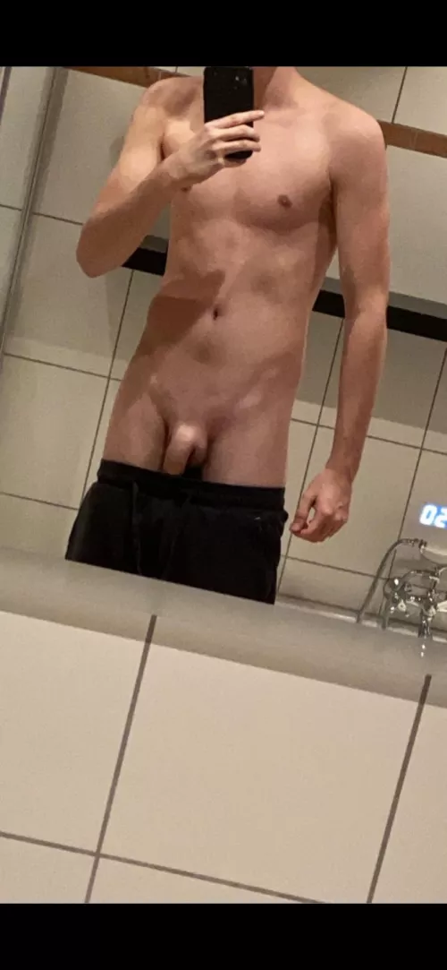 Every ⬆️ gets a free nude🤭 Im 18