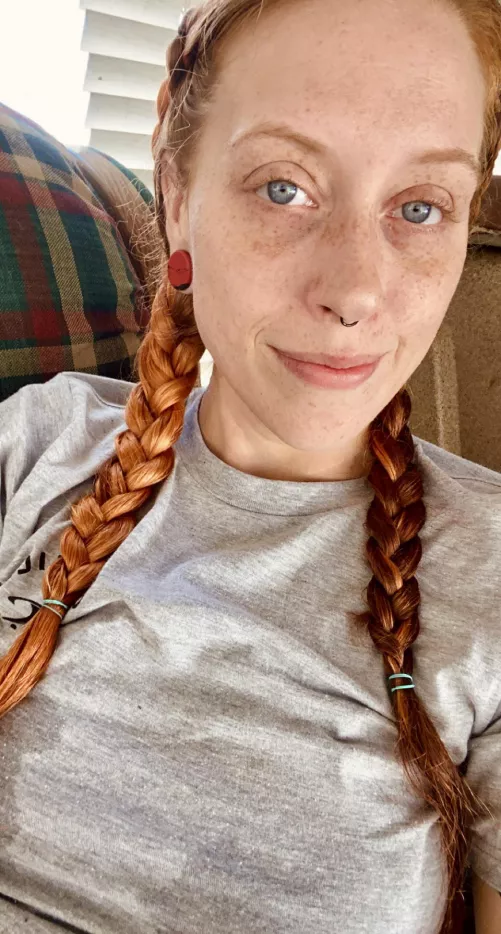 excuse the wet hair 😋 freckleface 🖤✨🖤