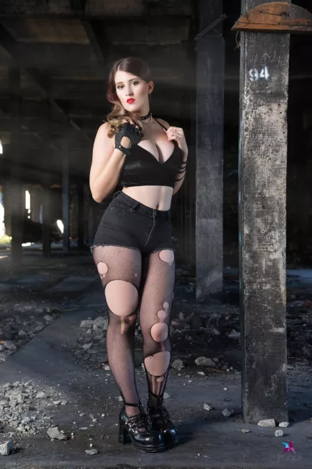 [F] Hello! How's everyone doing? ☺️