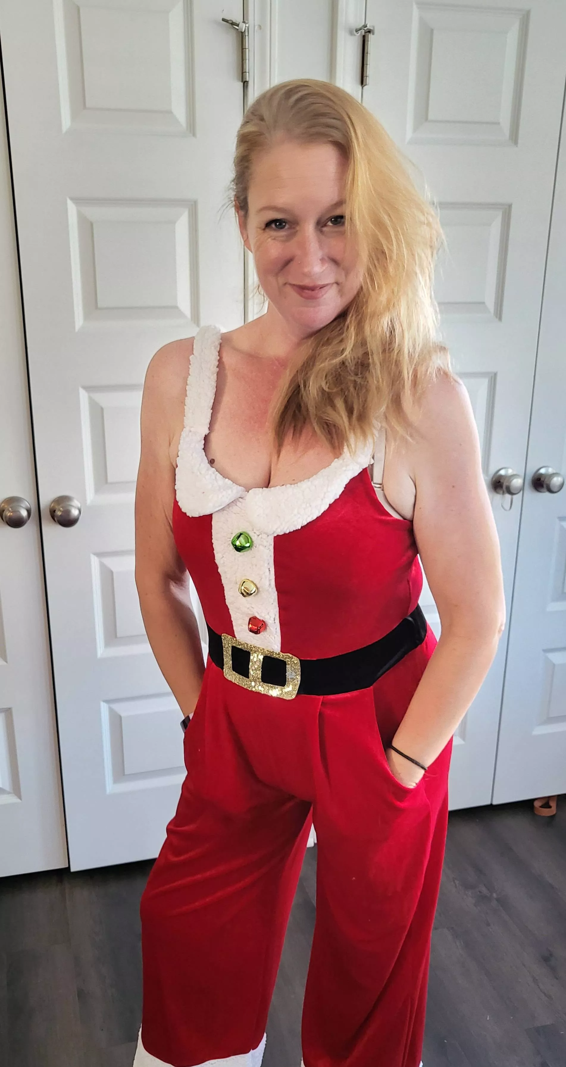 [F] I'm getting ready for you to unwrap your present for x-mas! 😘