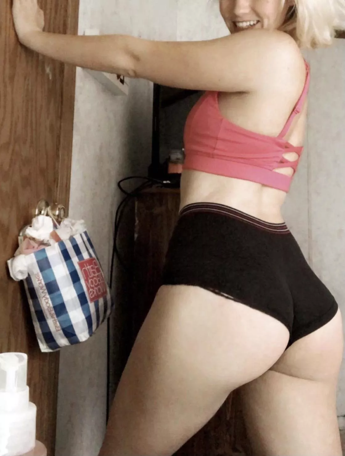 [F][19] College volleyball athlete 🏐 I catch so many dads staring during my games 😅