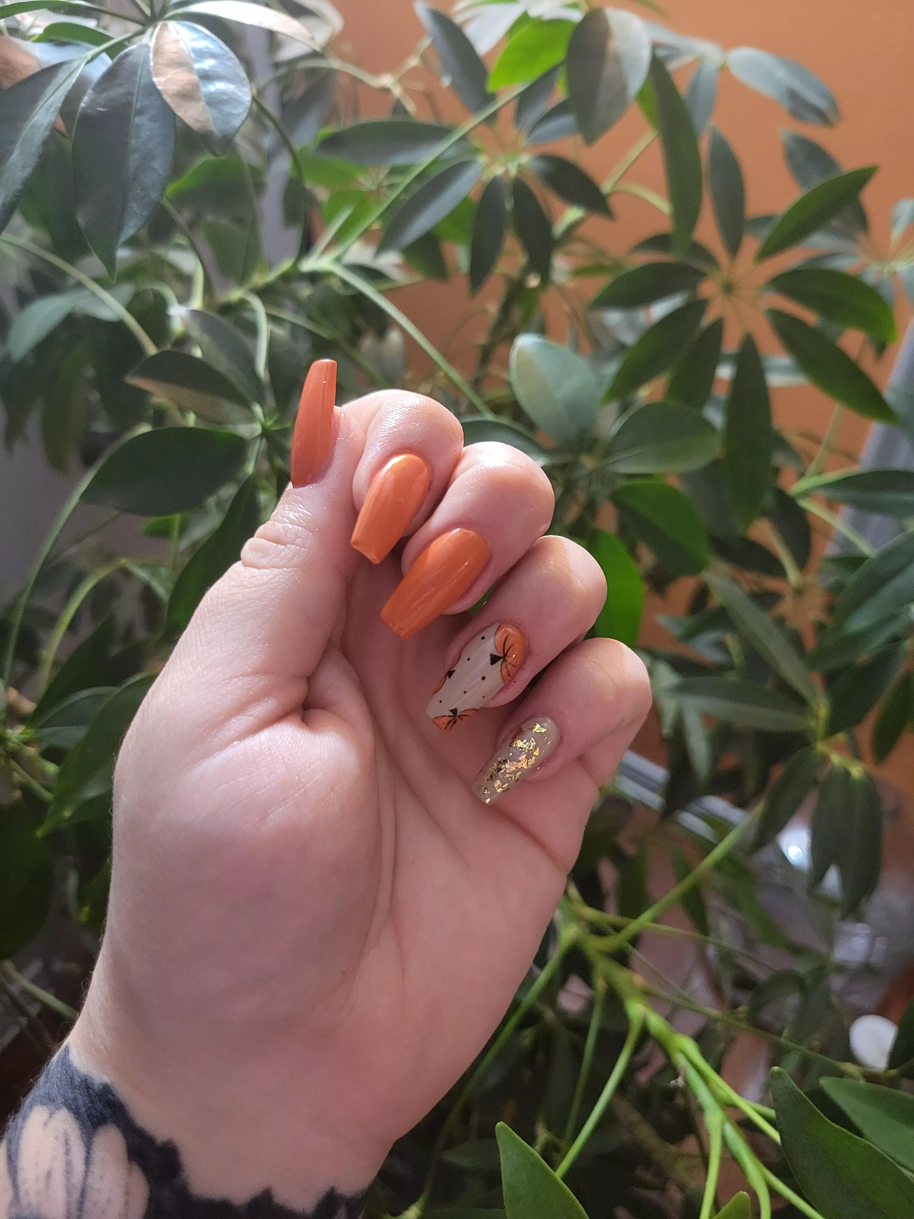 Fall is here in full swing and I'm embracing it with these hand painted pumpkins I painted when I did my own nails ♡