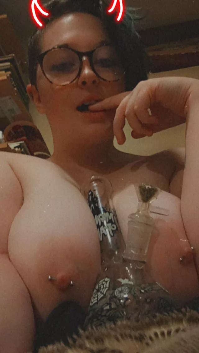 Fancy a smoke, baby? Come and join me on Only fans! The subscription is free 💖💖💖