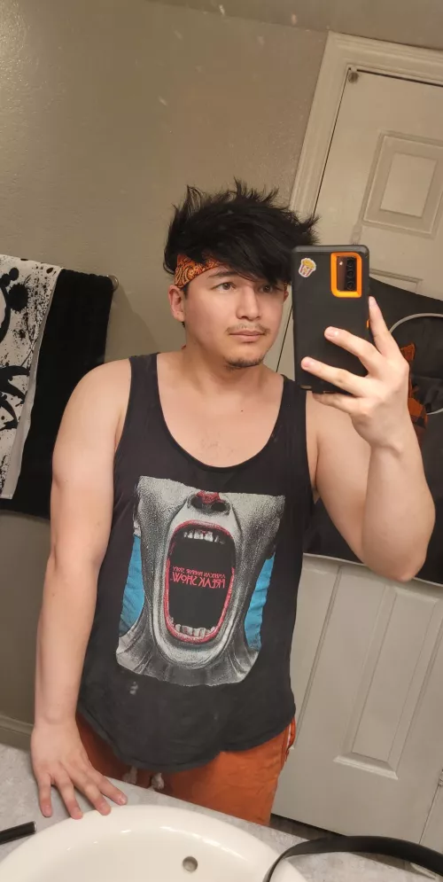 Feeling damn good after a good workout, I still got a lil puge but I'm working on it ^_^ 🖤🧡☺ wanna dress up as luffy next Halloween and wanna be ready by then! :D