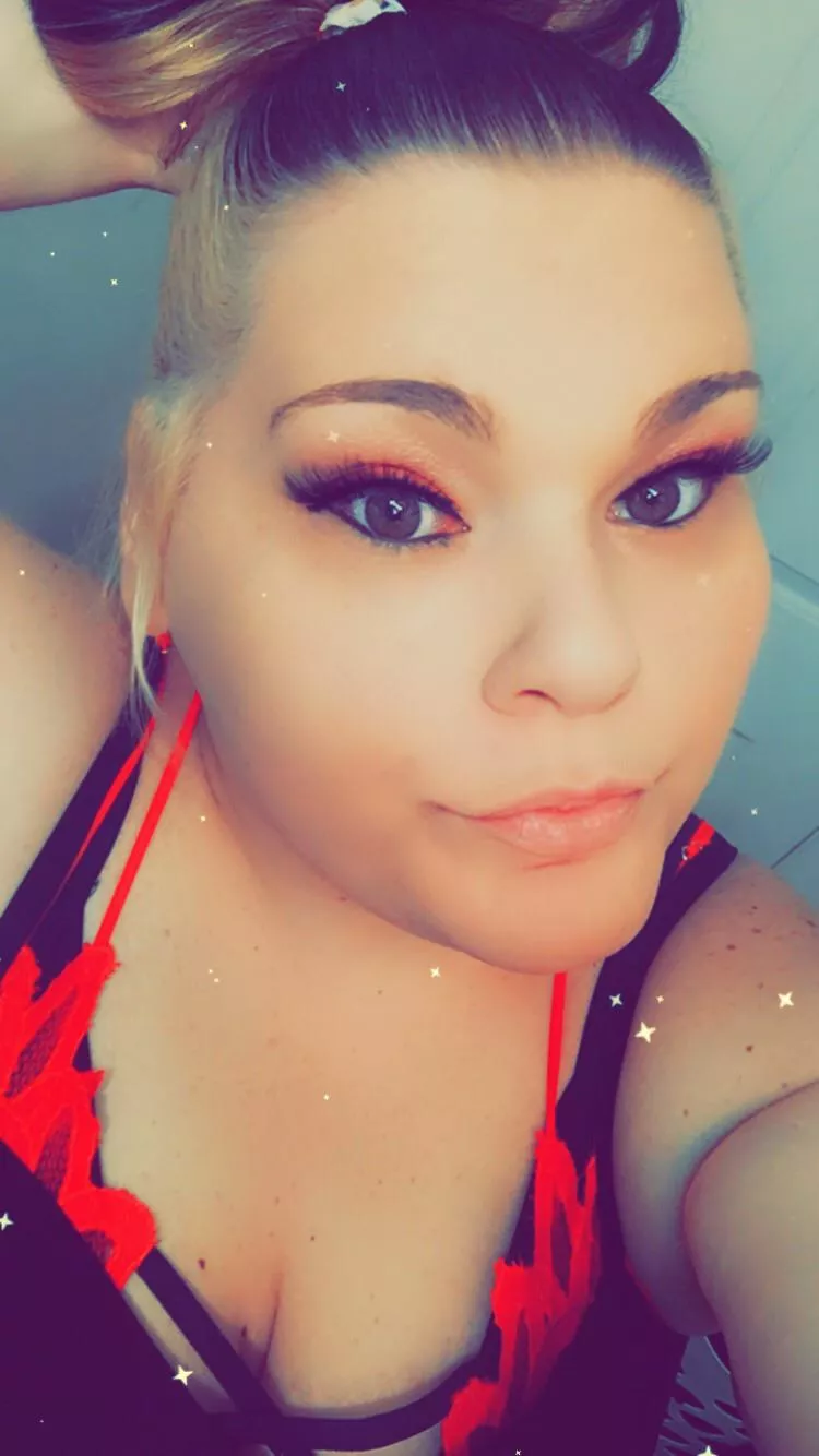 Feeling sexy in red and black😘