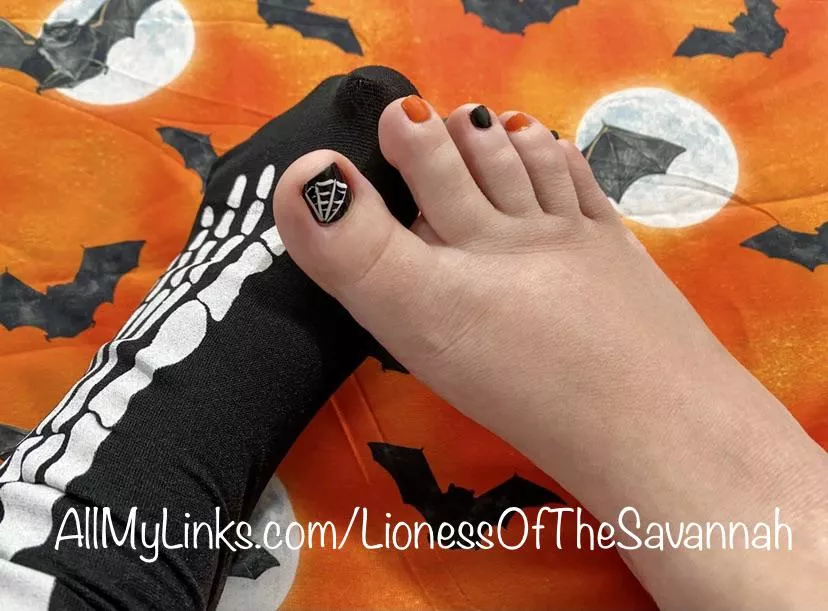 Feeling Spooky! 👻 Do you like my fresh Halloween pedicure?! 🕸🎃