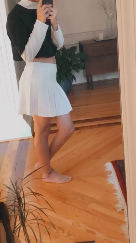 Femboy with the plant 😳