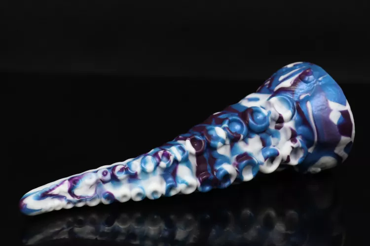 Finally snagged a S/M Ika with suction cup today. Can't wait to see this rogue in person 😁