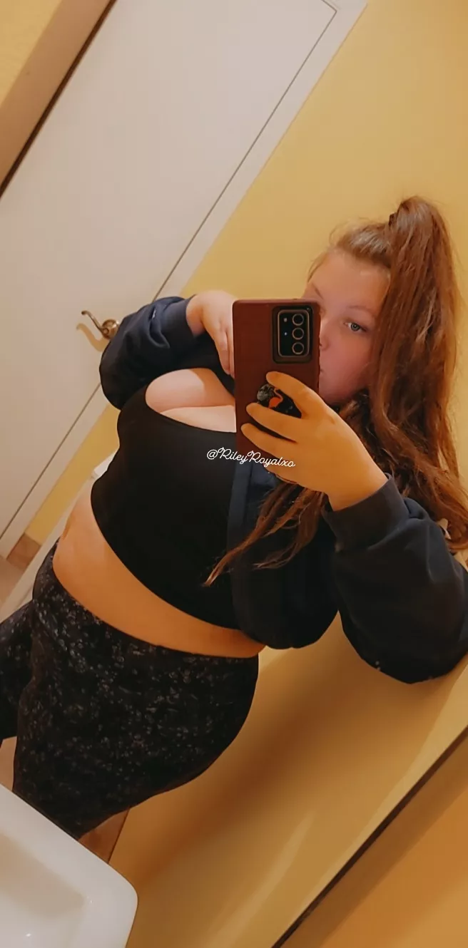 First post here! 🥰 I love this new sports bra & wanted to show it off 💋