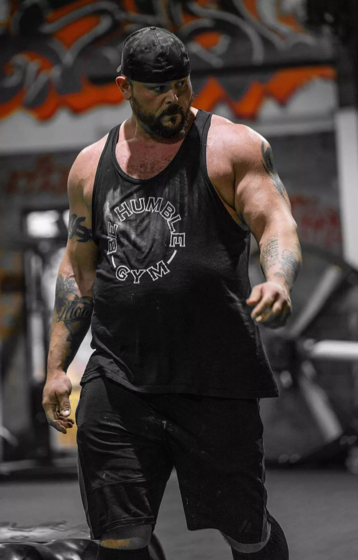 First post here, who enjoys a big strongman with tattoos ?