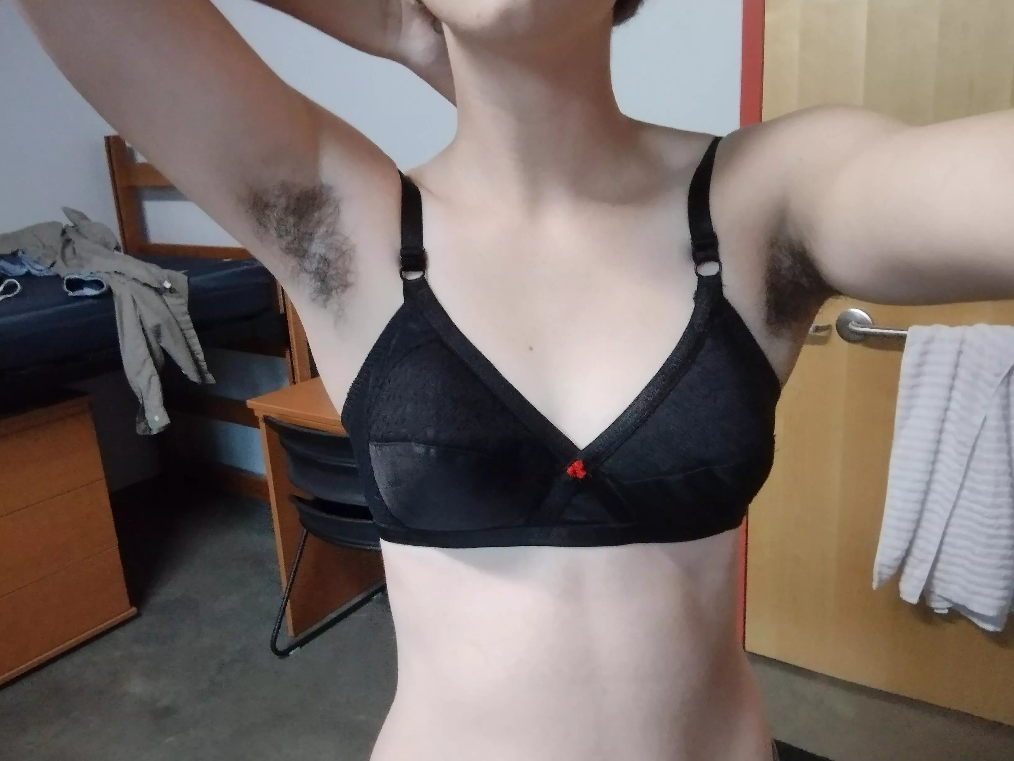 Fit, sweaty, hairy pits 💕