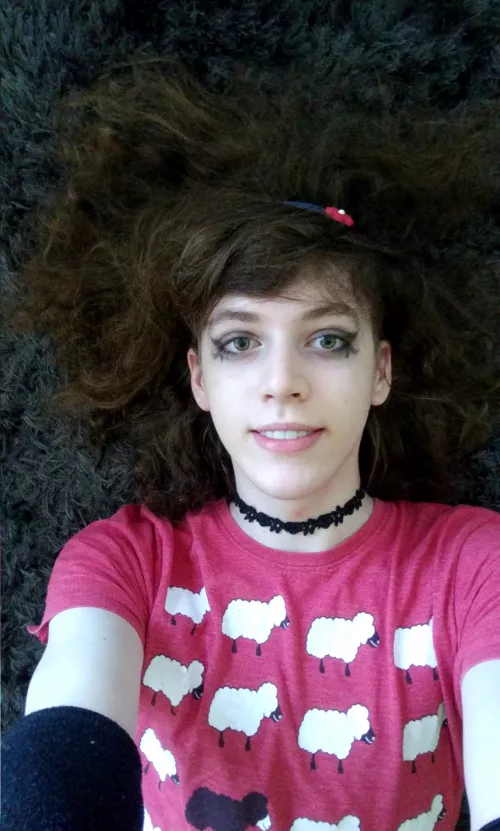 fluffy carpets and cute flower hair pins! 🌸💕