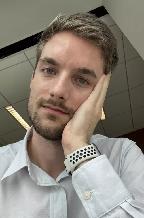 For my corporate gays who haven’t gone back to the office yet this is your sign to go get that good lighting… and maybe get some work done