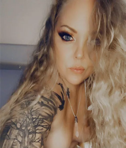 🔥🔥FREE ONLYFANS 🔥🔥Single tattooed curvy blonde. Cum play💋😈