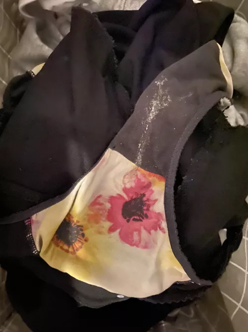 Fresh off her pussy! Upvote if you’d sniff them 👃