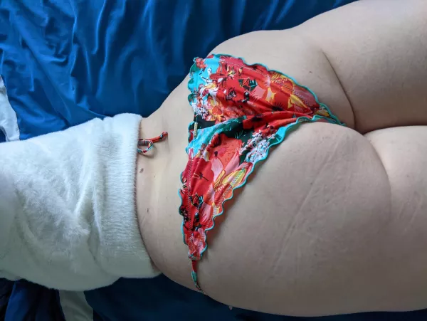 Fuzzy sweater keeping me warm while I lounge in my colourful new bikini. 😎👍