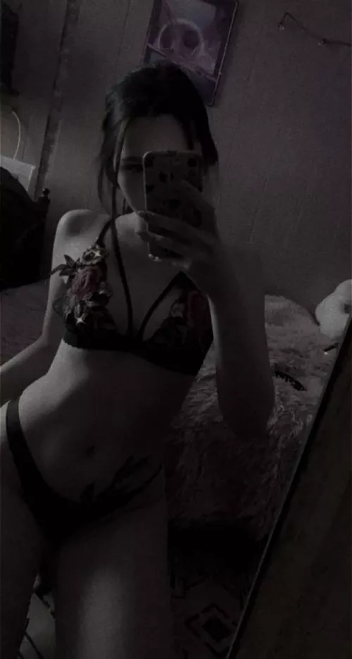 Get ready, I'm greedy, wet and deep tonight.💋🍓 Will you come check it all out?😍🔞 link in the comments