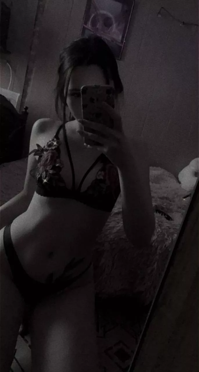 Get ready, I'm greedy, wet and deep tonight.💋🍓 Will you come check it all out?😍🔞 link in the comments