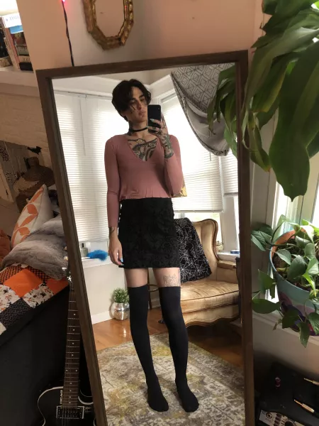 girlfriend did my nails today :)