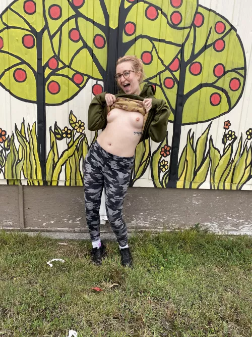 Glasses, fall art background and my perky tits 🤓! Hope you like my festive attempt 🥰