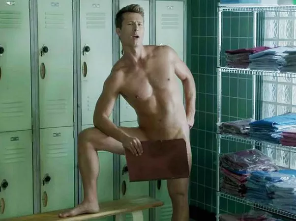 Glenn Powell nude in “Scream Queens”