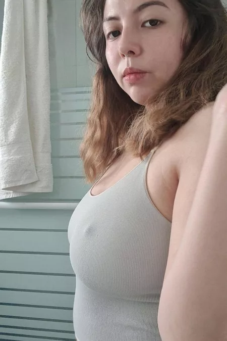 Going braless every morning 🥰