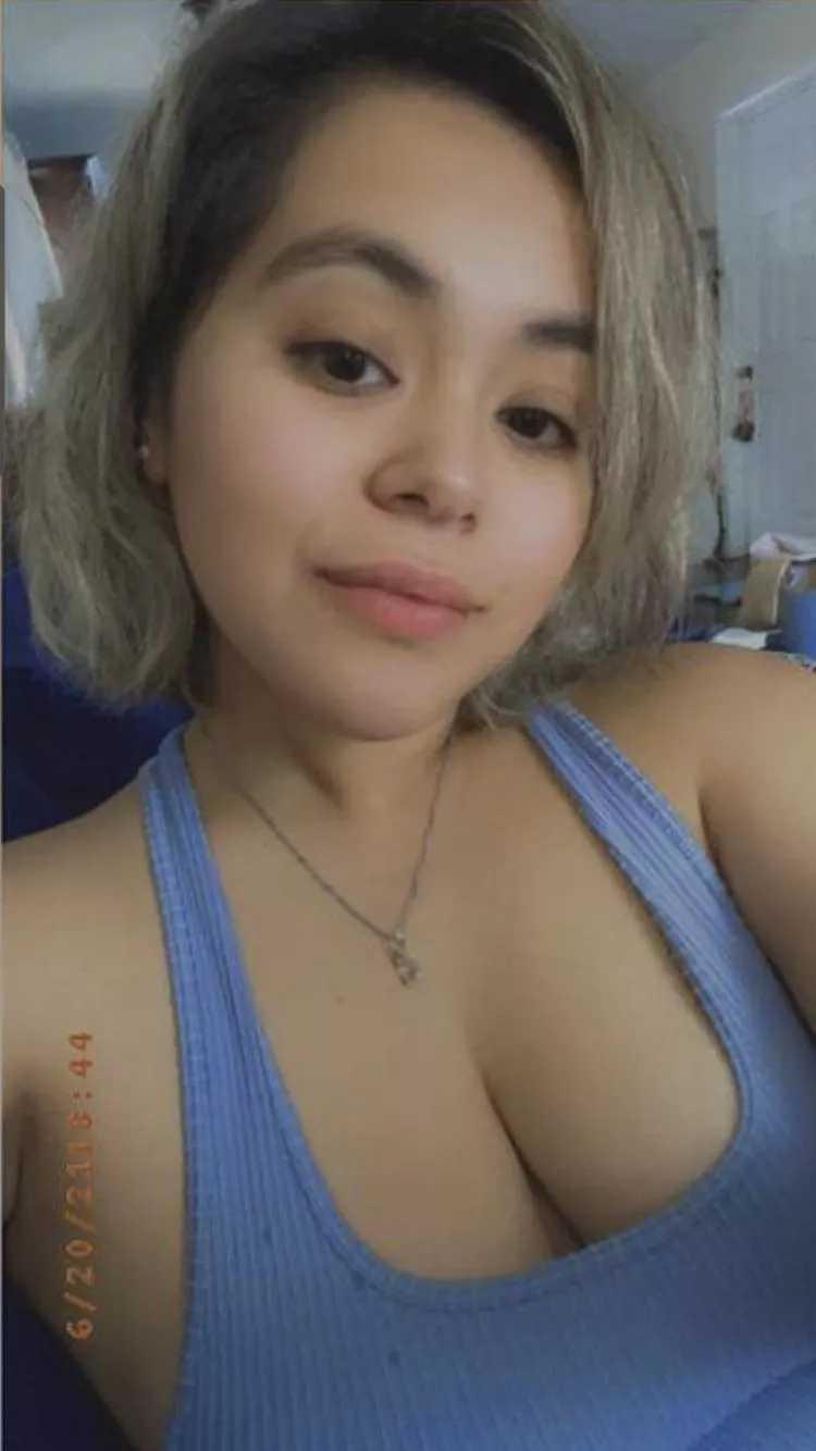 Gorgeous babe.