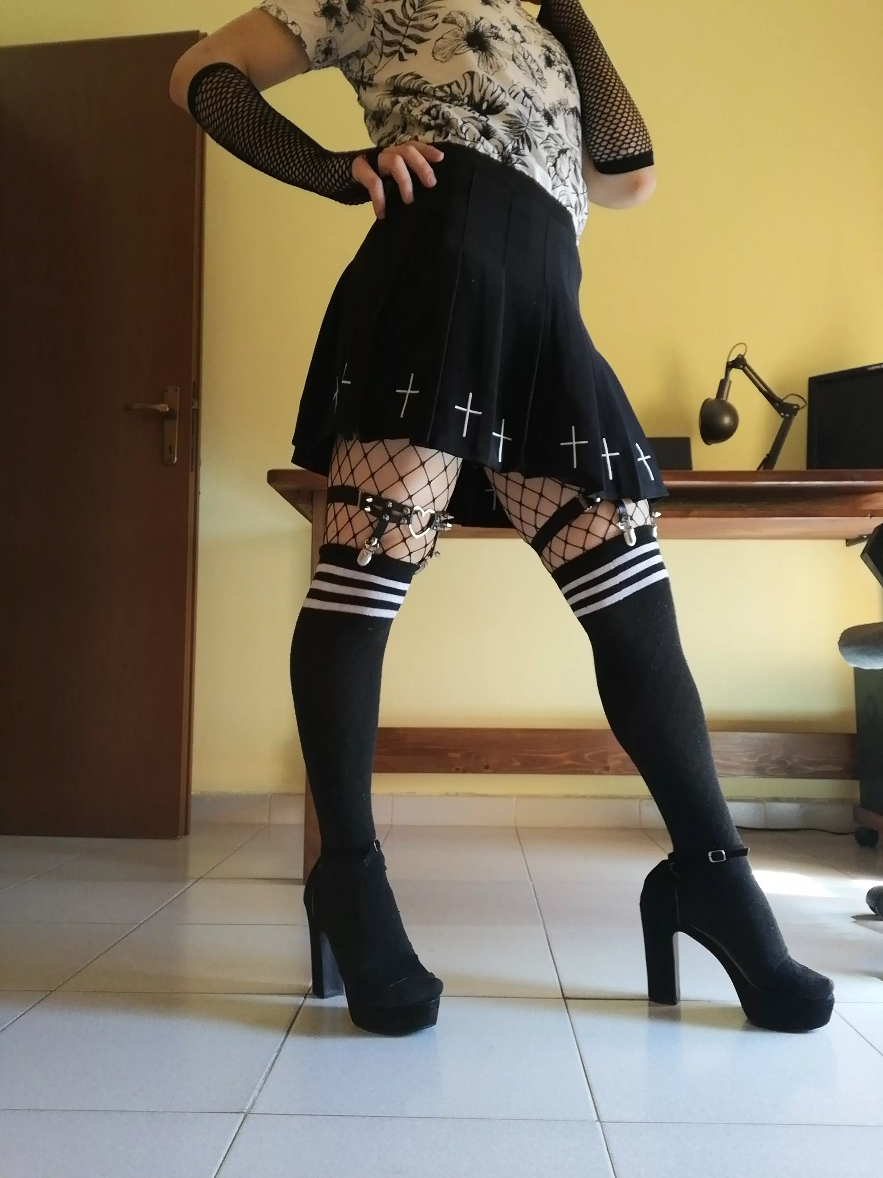 Goth outfit in progress! Thanks to my gf for lending me her heels 🖤