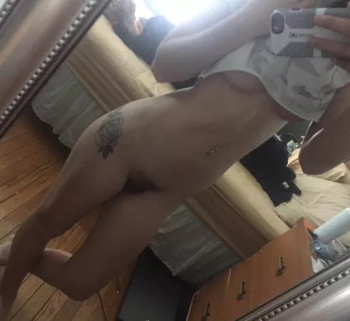 Gotta love crop tops on a hot sunny day βοΈ Gotta love crop tops on a hot sunny day βοΈ